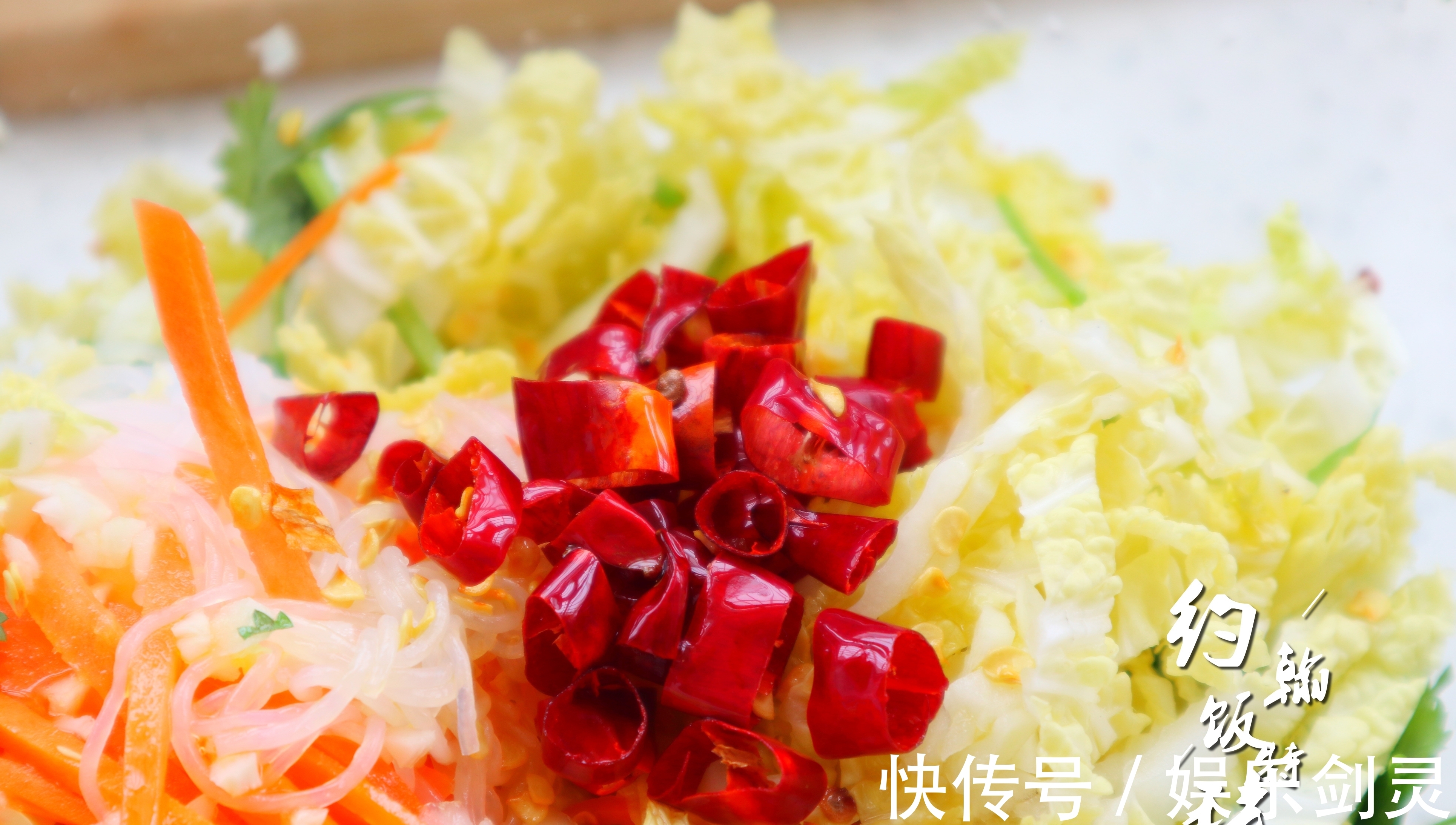 约翰饭|叶酸含量是大白菜的10倍，口感脆甜爽口，和粉丝一起拌着吃，真香