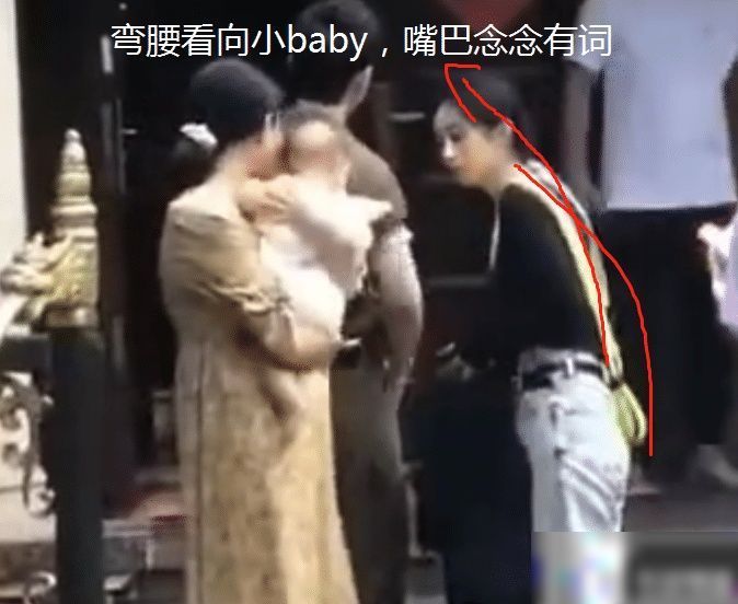  看清|赵丽颖录节目却遇到小baby，看清她下意识动作，当妈的都懂