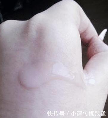 爽肤水倒手上就开始拍?医生哭笑不得:果然是人傻钱多!