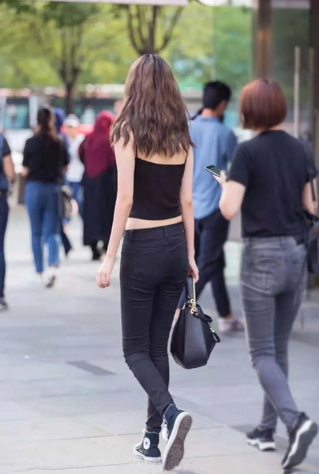 出街这样穿最亮眼,吊带背心+高腰小脚裤,简单随性又显青春活力