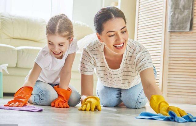 父母|“懒人巨婴”杨锁:刨坑上厕所,烧家具取暖,23岁被饿死家中