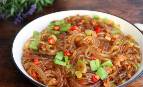 水泡发粉条|餐馆炒粉条爽滑好吃,在家炒就粘锅,原来是我们少做了这一步骤