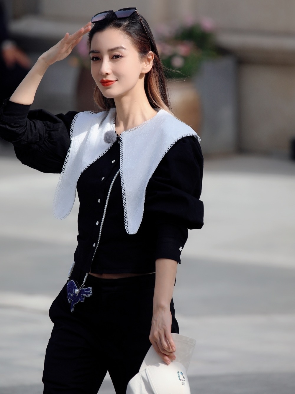 上衣|Angelababy当妈了少女感更强了,娃娃领上衣配小黑裤,俏皮又减龄