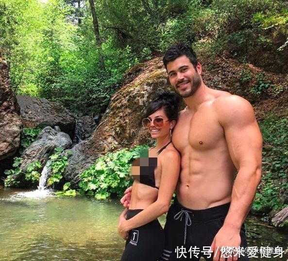 肱二头肌|美国肌肉帅哥身高2米，杠铃深蹲180公斤，4个动作提升手臂围度