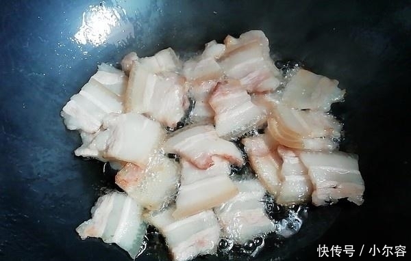  五花肉和“它”天生一对，鲜香不油腻，全家都着迷，上桌就光盘