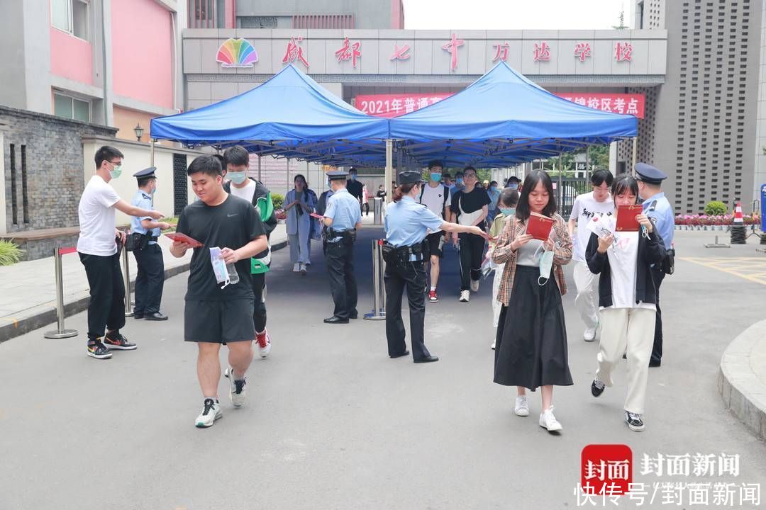 民警|送祝福更是送防范 考生走出考场便收到民警送上的“贺卡”