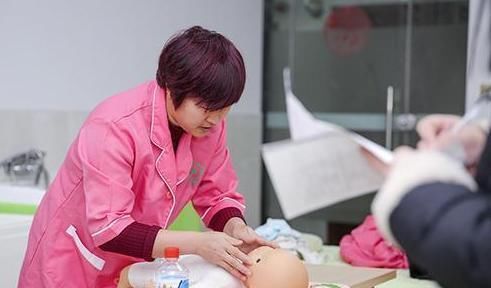 虐娃|月嫂进屋后感觉不对，抱起孩子撒腿就跑，事后家长奖励她3万块