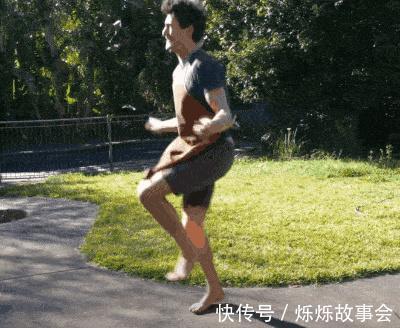 为了验证商场测体温是不是形式,油管博主把脑门捂到48度