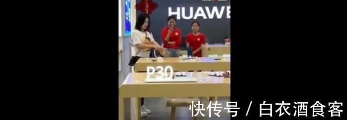 华为|漂亮小姐姐进店怒砸华为产品！店员却“无动于衷”？网友：联想派来砸场子！