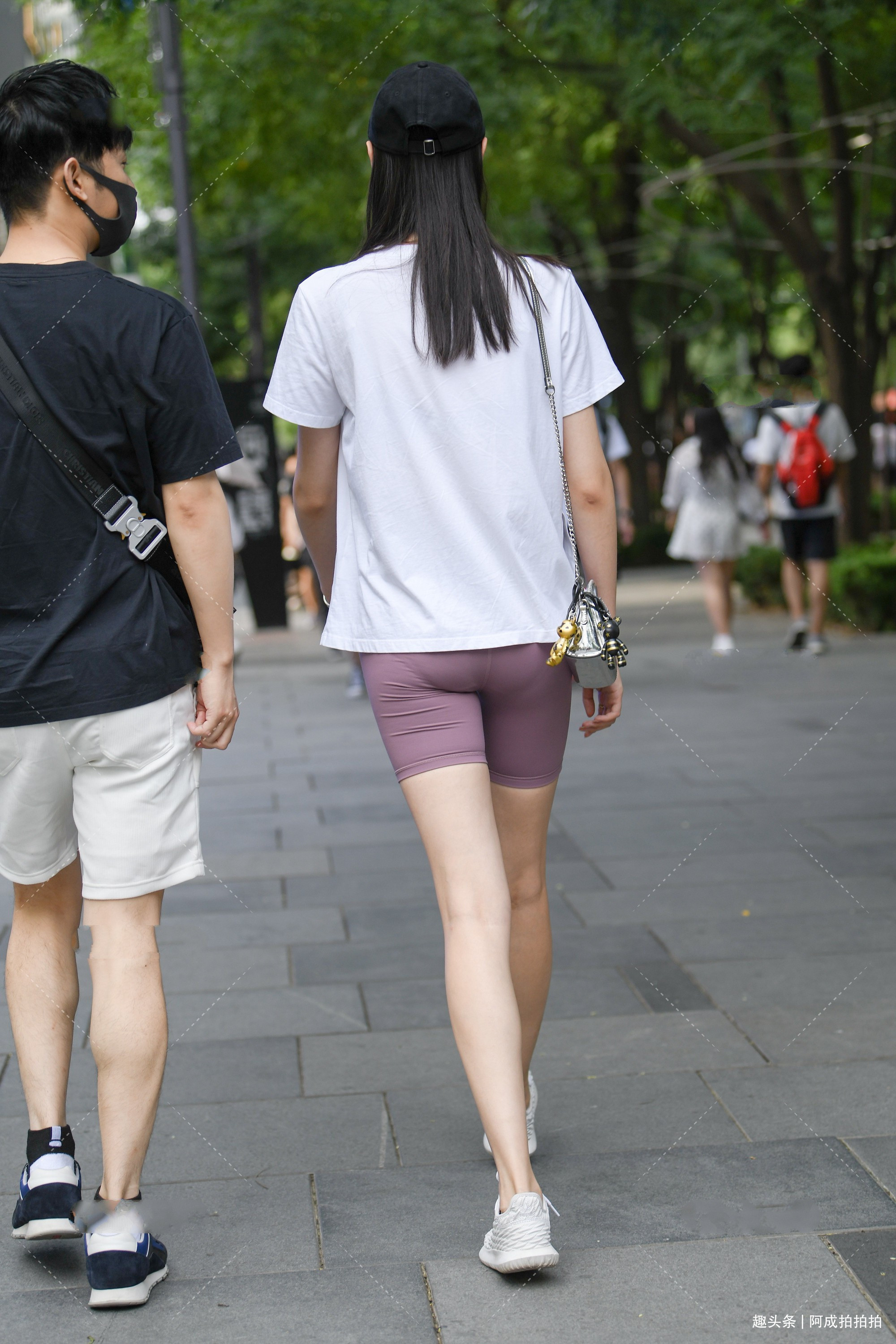 减龄 纯白T恤简单百搭,紫色运动短裤修身时尚,减龄又洋气