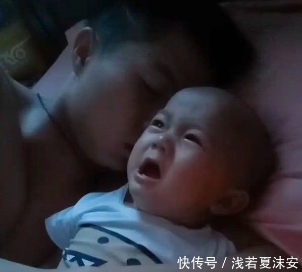 吵醒|宝宝和爸爸睡觉,被爸爸呼噜声吵醒,这个表情亮了