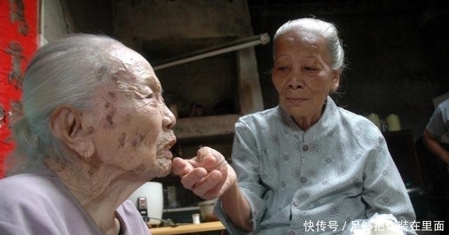 “最年轻婆婆”走红,新娘满脸委屈,亲家母尴尬,这是来抢风头的吧