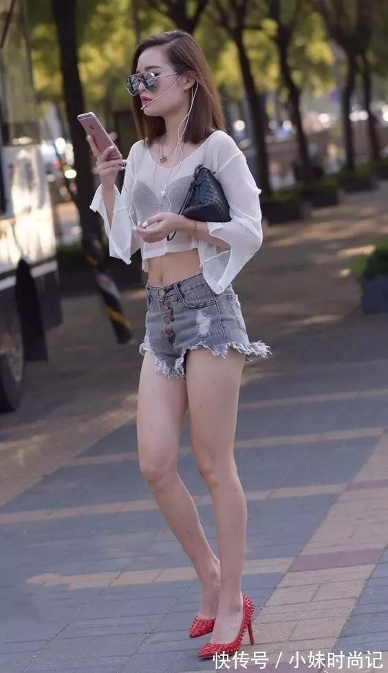 万人迷 街拍路人,想要成为时髦的万人迷,这几款时尚的穿搭你要懂