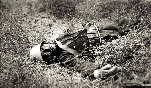 指挥官|此人激战日军一昼夜,一晚上阵地易手13次,最后壮烈牺牲!