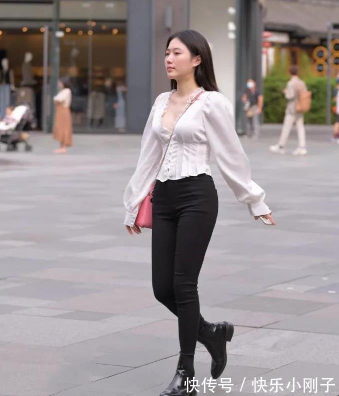 文雅 这个太好看了,虽然肚子有点肉肉的,但是旁边的女朋友还很嫉妒她