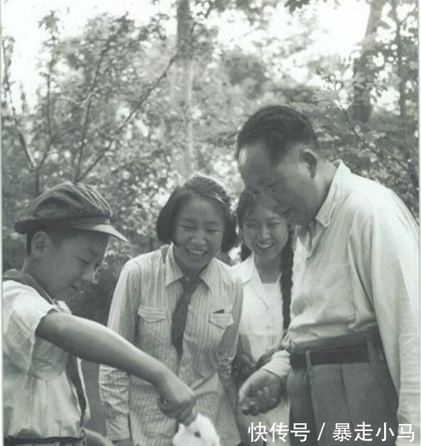 狂草#毛主席回郭沫若的狂草巅峰之作,汲取张旭怀素精髓,却又不拘一格