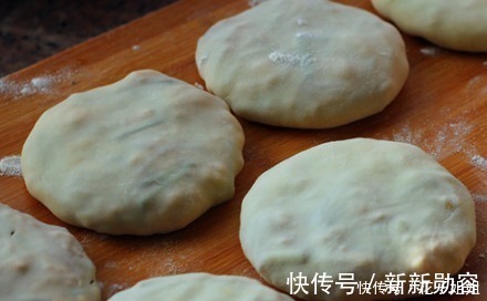 饼胚|教你做韭菜鸡蛋饼，做好咸香入味，韭菜脆嫩不出水，吃起来超满足！