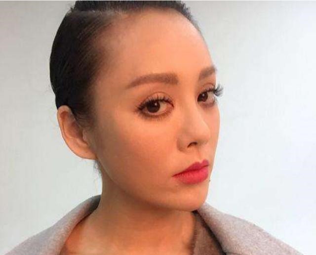 谄媚|宁静当年蹲在张国立脚边说话,表情谄媚,一旁的章子怡满脸不屑