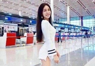 打底裤自带的光泽,彰显出自由随性的理念