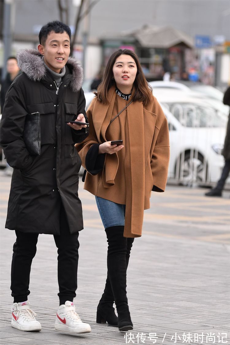 黑色|街拍:小姐姐搭配白色羽绒服,黑色弹力裤和过膝靴,保暖又时尚!