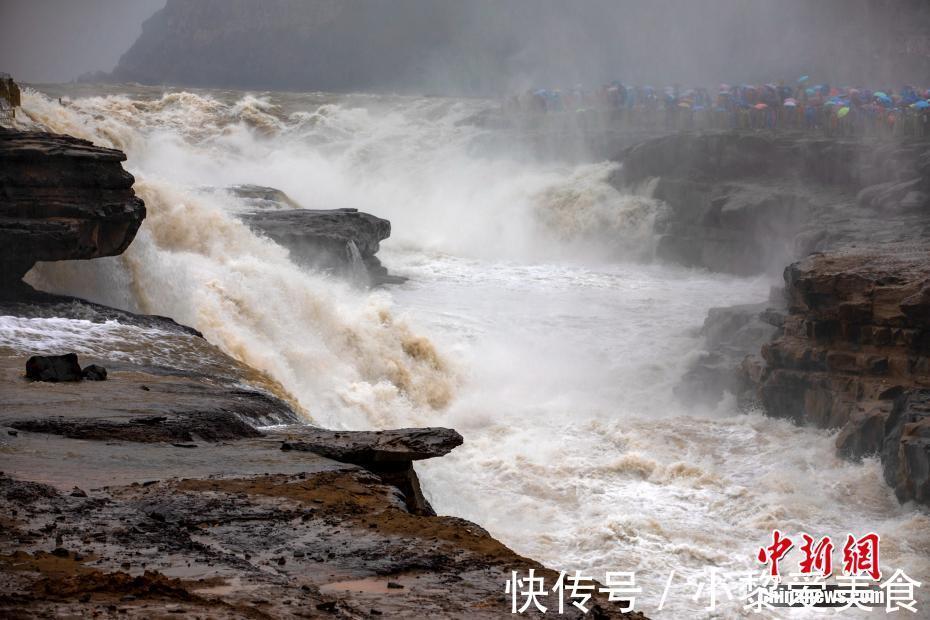 壶口瀑布|雨中的黄河壶口瀑布：波涛汹涌气势磅礴