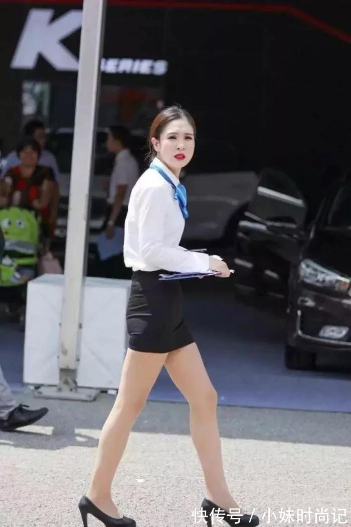 衬衫 时尚街拍:黑色包臀裙+白衬衫,职场范儿十足