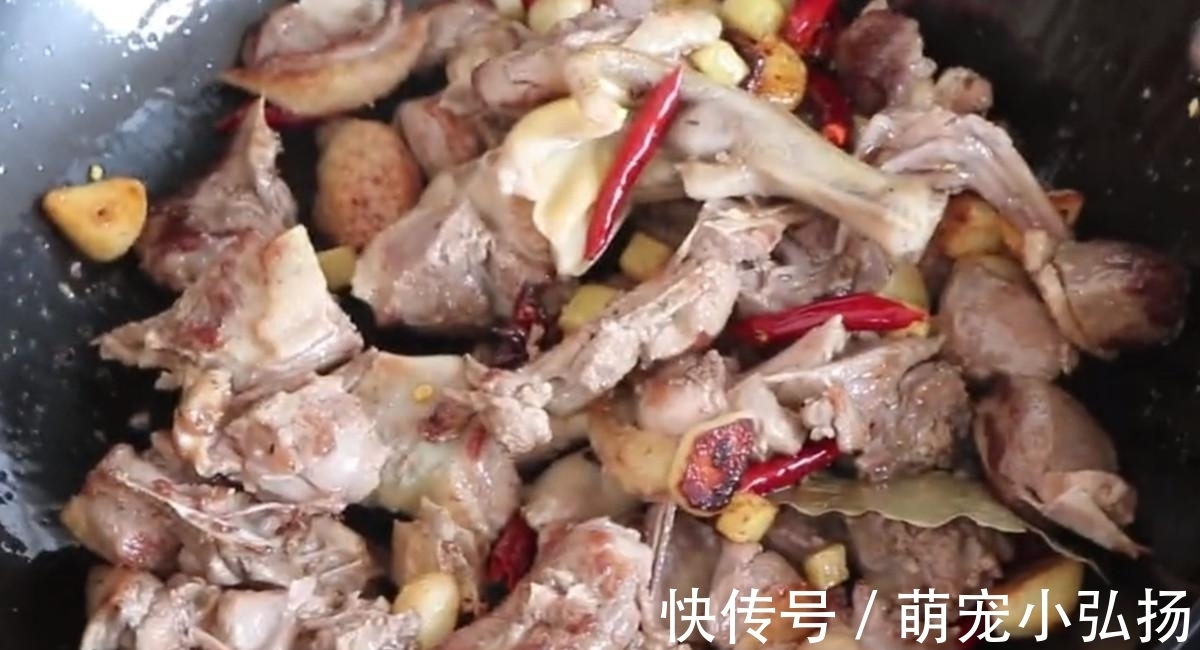 鸭肉这样焖比饭店还好吃,出锅香气四溢,没有腥味