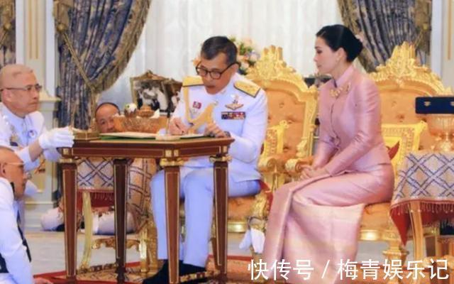 玛哈#同是签文件:苏提达跪地签,诗妮娜躲角落签,泰王却为西拉米铺纸