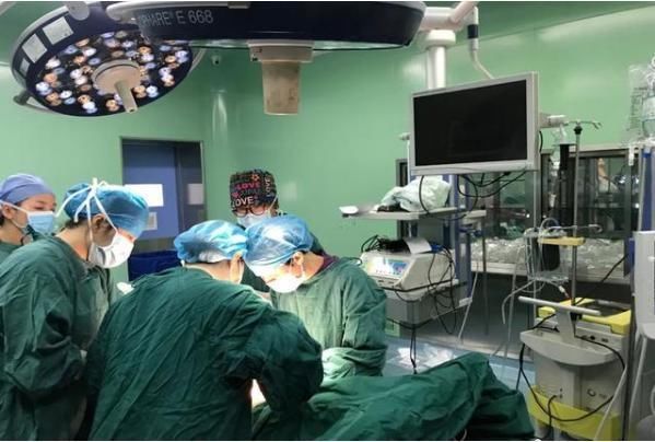 远嫁女子进产房前,偷偷递给医生一张小纸条,看完既心疼又无奈