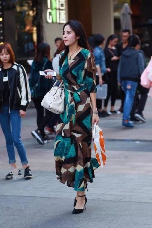 美女脚上穿上一双尖头的高跟鞋，绑带的修饰看上去更加的有女人味