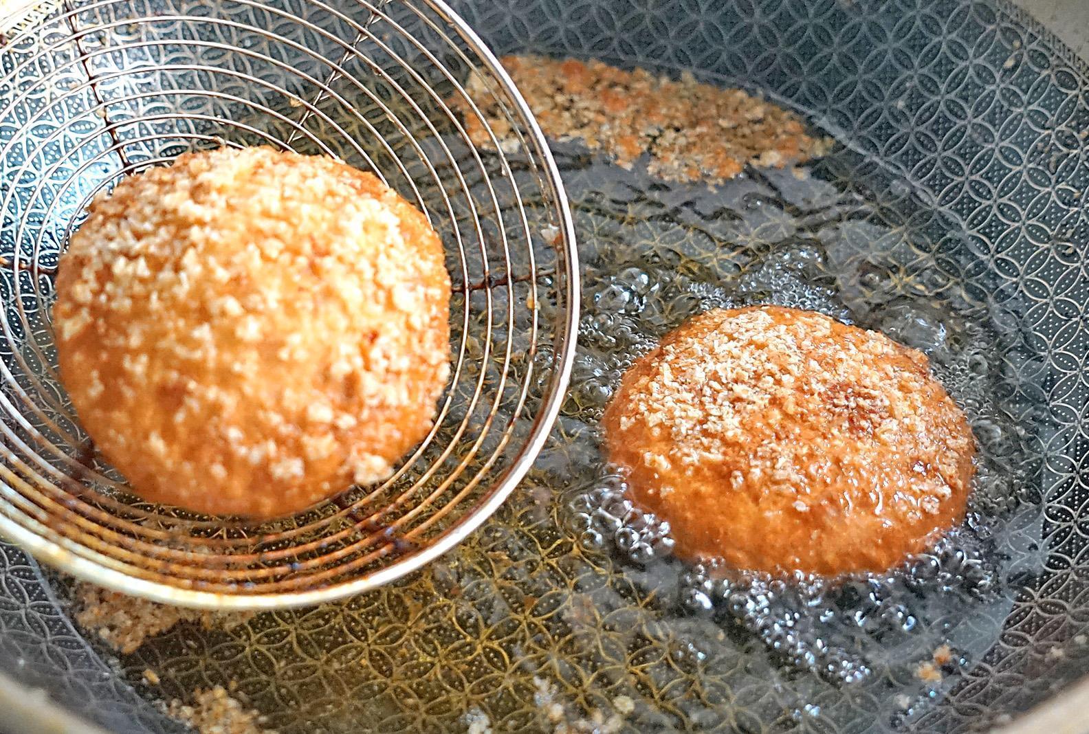 这饼不用烫面不怕粘手,比炸糖糕更简单,咬一口宣软好吃