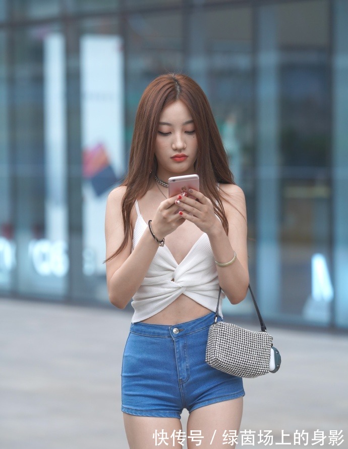 吊带 不过时的吊带配短裤，性感又不失时髦，让你轻松成为“焦点”！