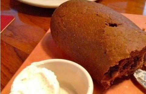 吃牛排时会先送上一盘面包 很多人不懂而闹了笑话