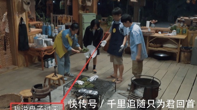 张婧仪打翻一盘菜,被批评不算啥,上桌后,连饭都没吃一口!