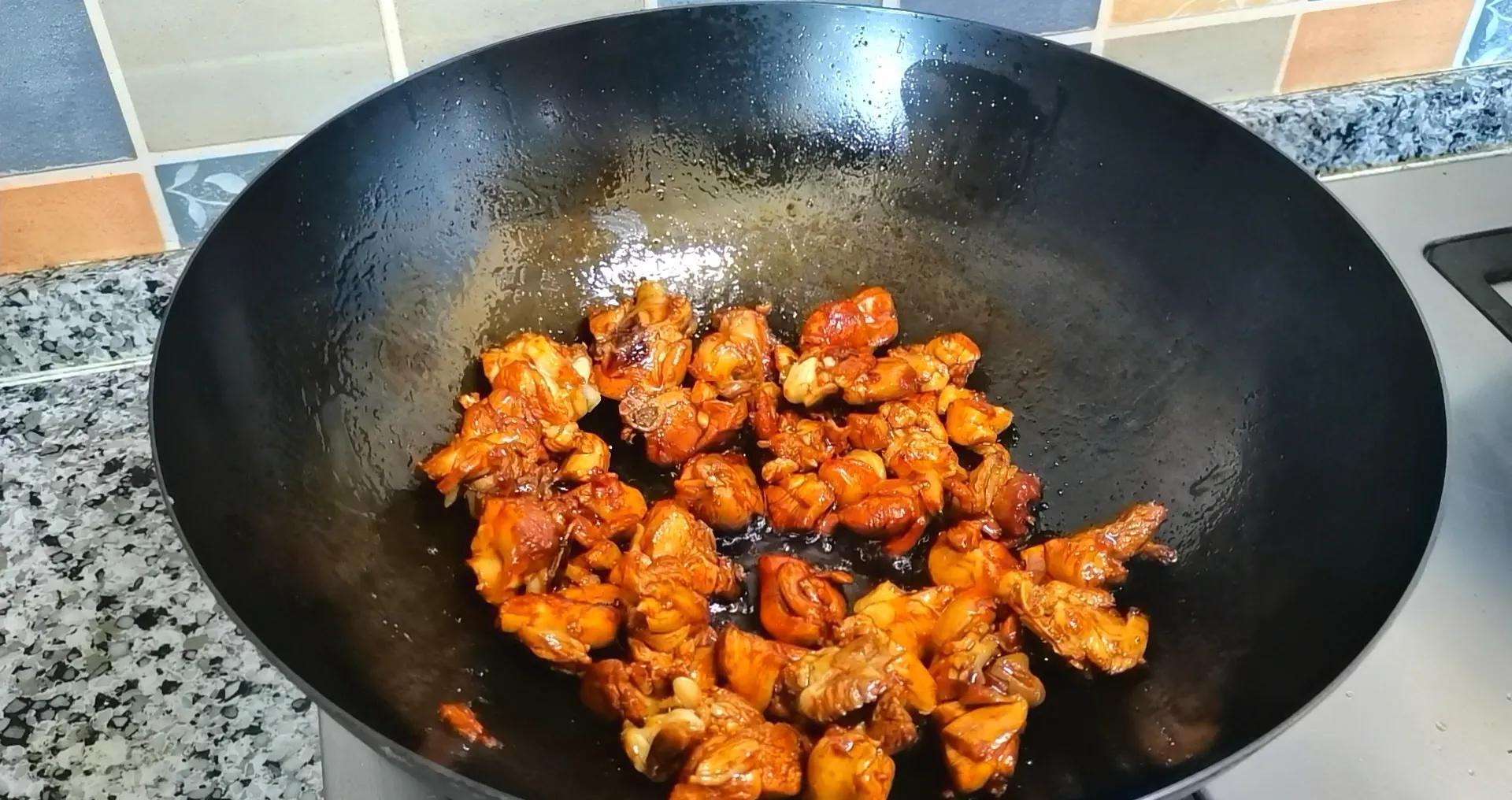 鸡腿炒刀削，家人都说香，做法简单，入味又劲道，有面有菜有主食