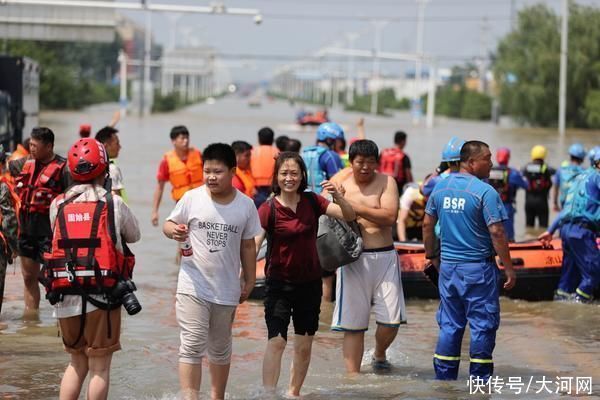 王伟红|新乡洪灾现场直击丨暂告家园 他们的坚强乐观令人动容