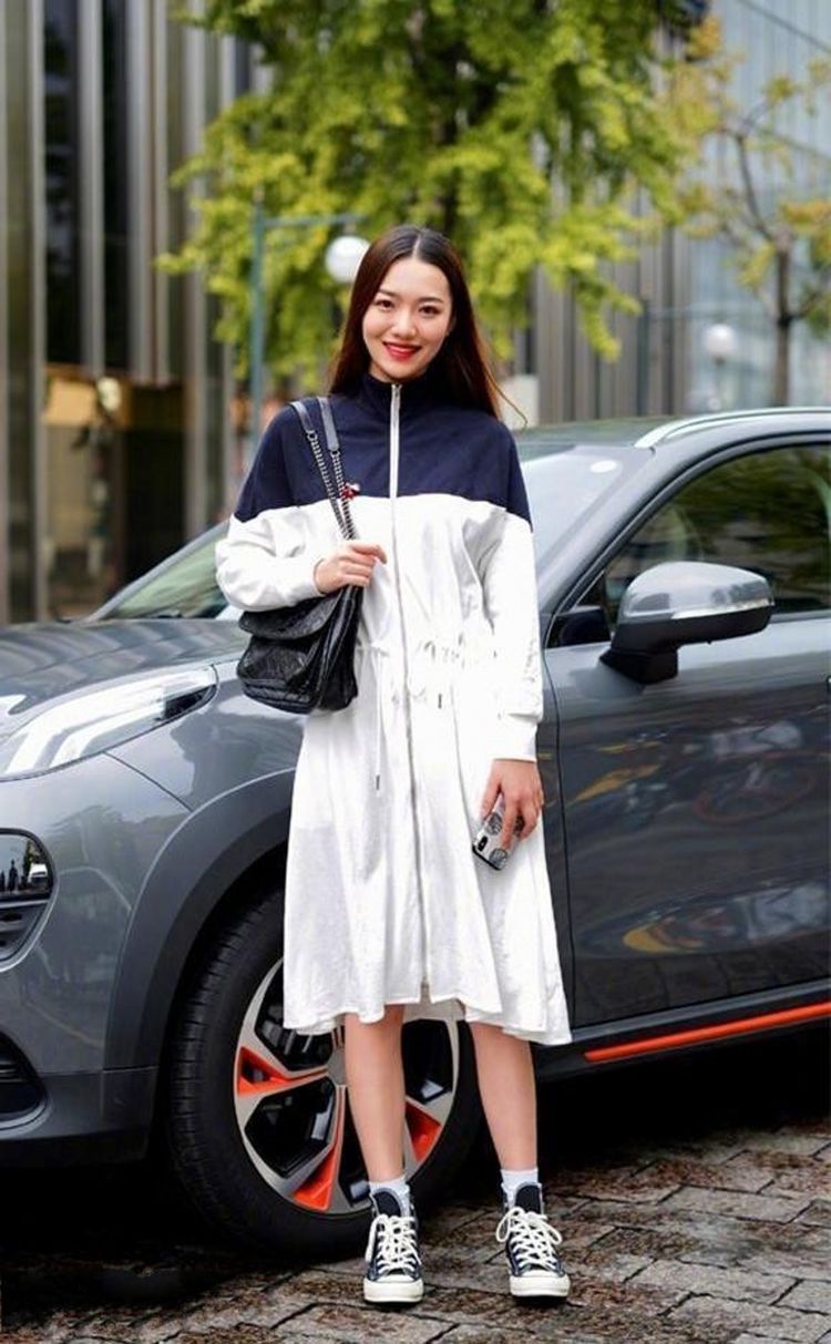 大长腿|街拍:牛仔裙特别能彰显青春气息,是很多女生都非常喜爱的