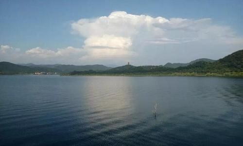 北京一处4A级风景区，三面环山，有千岛湖的湖观山色