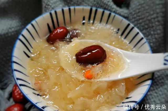 记住|炖银耳时,20分钟就出胶,记住这4招,汤汁黏稠,天冷要多吃