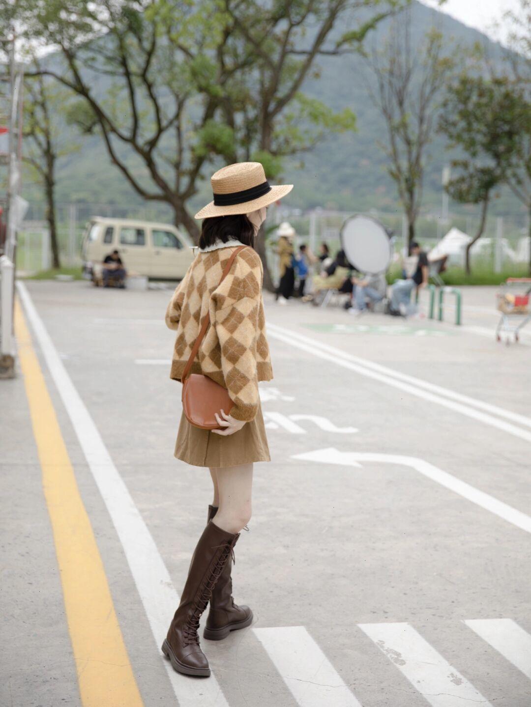 保暖 秋季想要穿出甜美可爱风,一定少不了蓝色针织开衫的搭配!