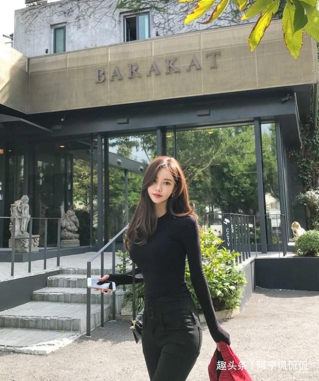 牛仔裤配打底衫穿出女神气质,很显格调