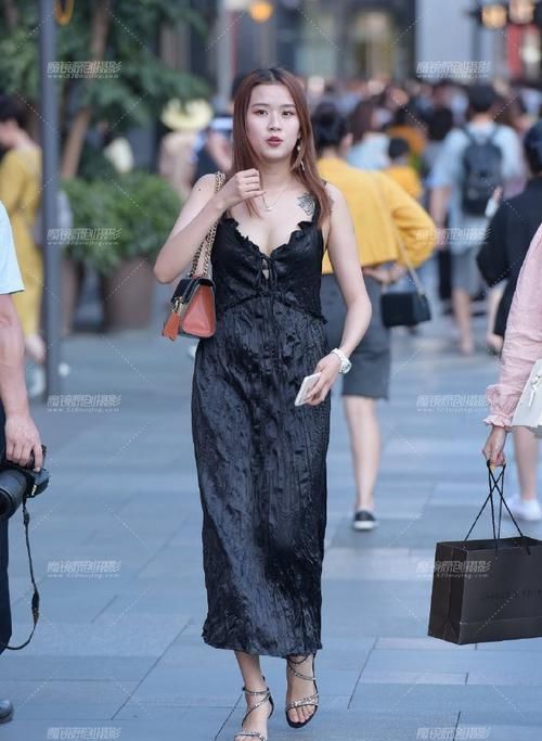 连衣裙|像“塑料”做的长裙，穿在身上还能反光，气质的不要不要的