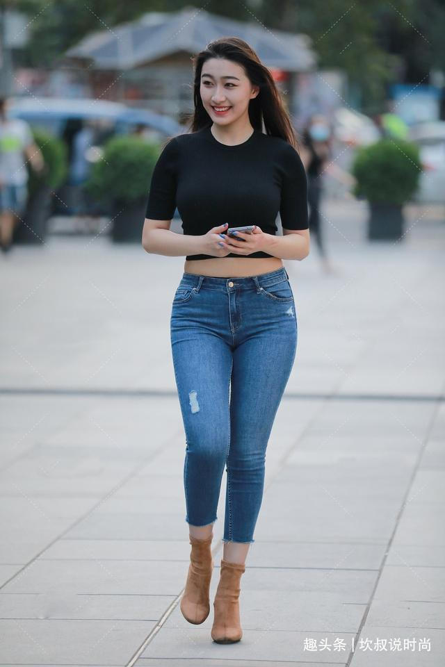微胖女生日常休闲穿搭，气质女生偏爱修身短T恤，穿出个性美