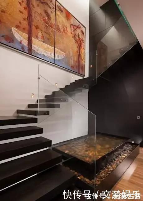 休闲|同样是楼梯,别人家装成漂亮小花园还带鱼池,你家却用来储物