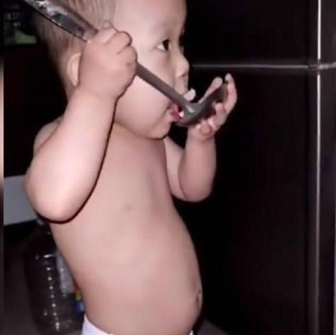 醒来|爸爸带娃,凌晨醒来儿子不见了,找到娃后哭笑不得,又自责不已