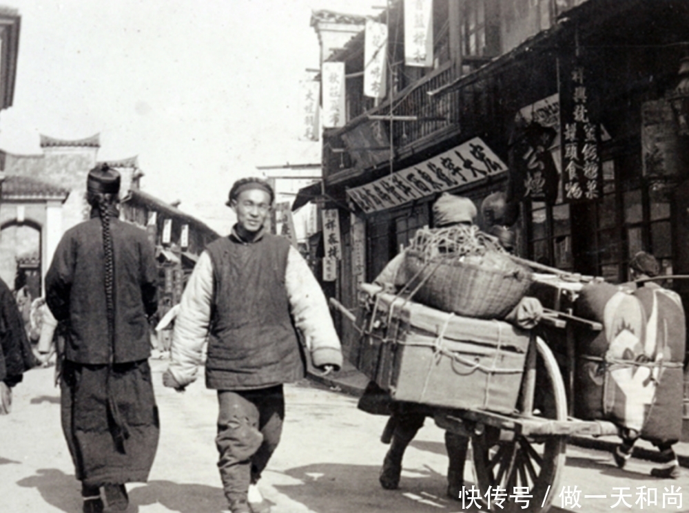 晚清时期|晚清老照片：住在洞穴居住的穷苦人家，街头打铁的匠人