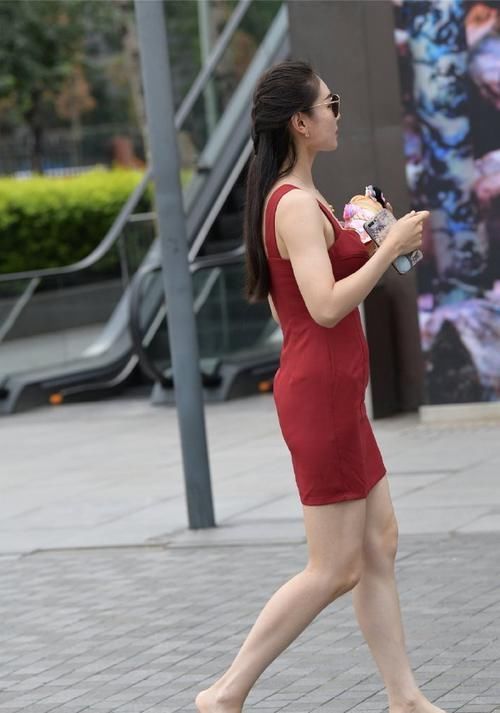 连衣裙|路人街拍这样的基础款连衣裙,随便穿穿都很抢眼啊