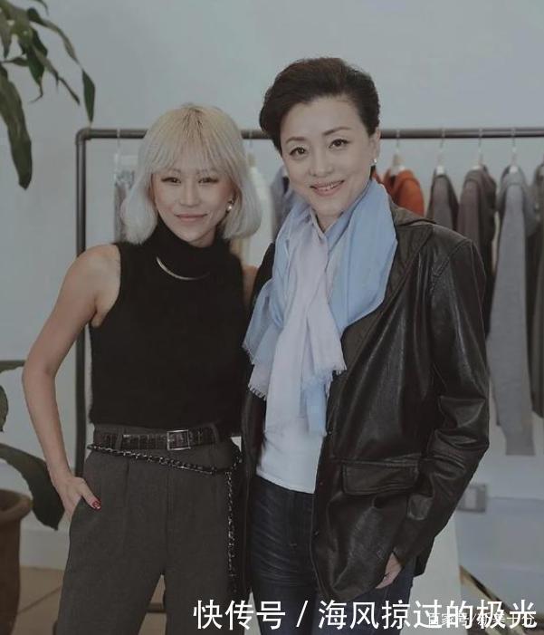 52岁杨澜真会穿,一身黑白配看似简单却暗藏玄机,难怪你穿不好看