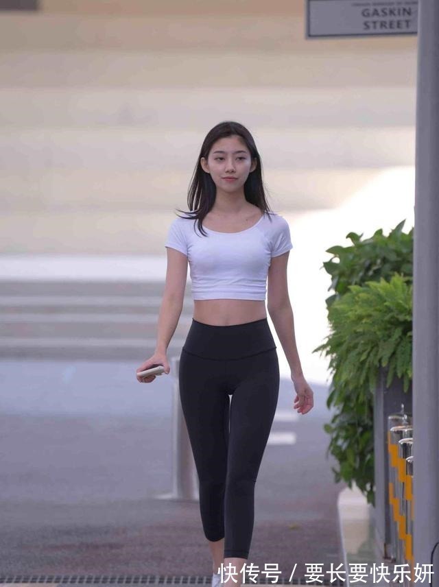 装扮 潮流有新意的打底裤装扮让气质满满呈现，穿着舒适个性，青春时尚！