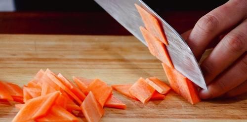 春天吃什么？教你一招，炒出来的猪肉嫩嫩滑滑，一点都不老